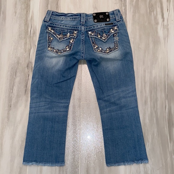 Miss Me Light Blue Wash Signature Rise Capri, Raw Hem 26x22, EUC, $119 MSRP - Picture 10 of 12